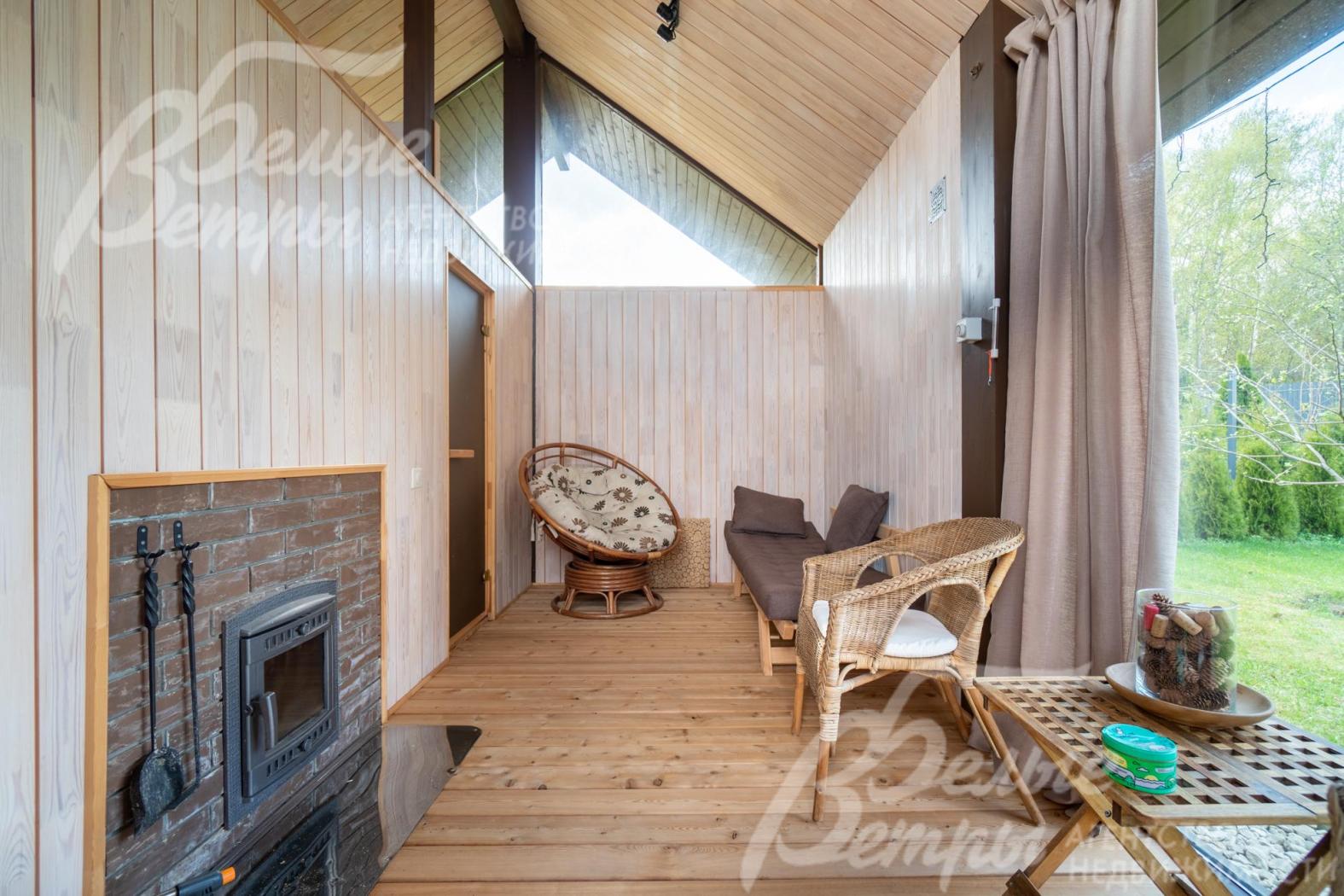 Комната отдыха в бане меблирована