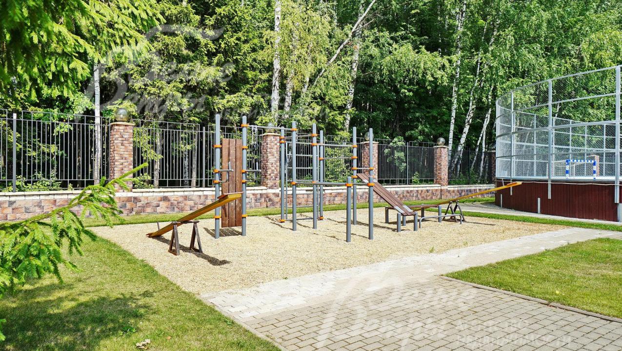 Спортивная площадка в поселке