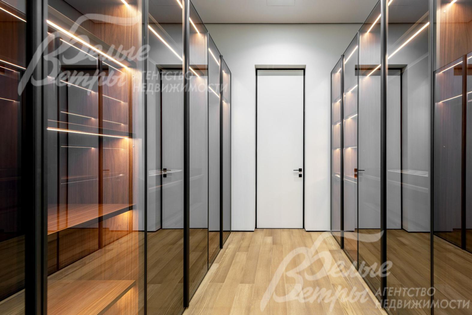 Гардеробная в мастер-спальне