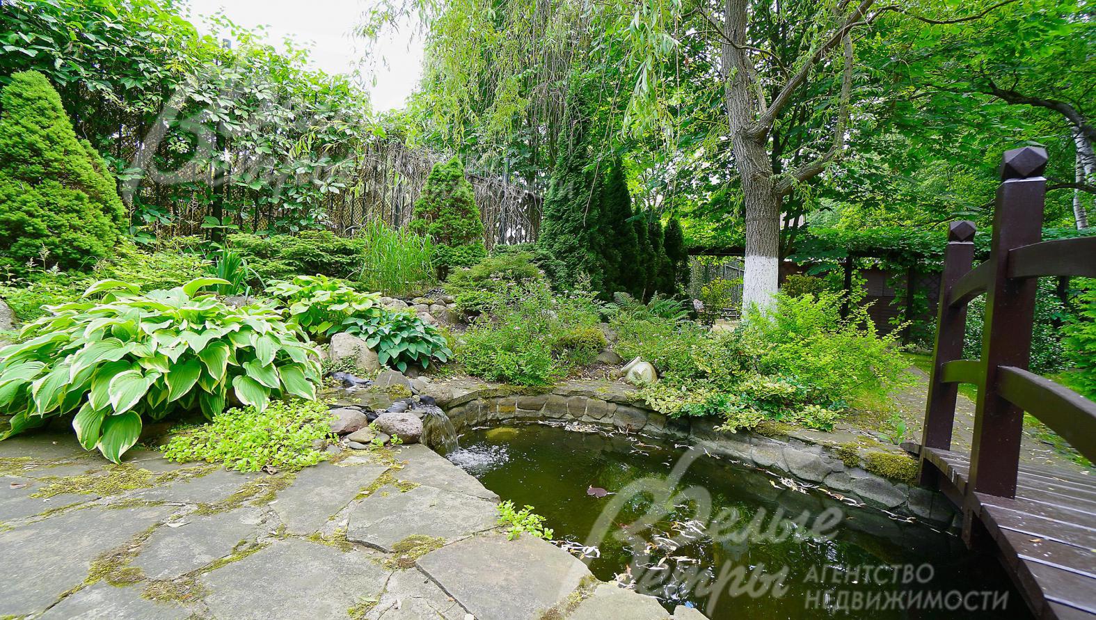 альпинарий с искусственным водопадом, минипрудом и мостиком