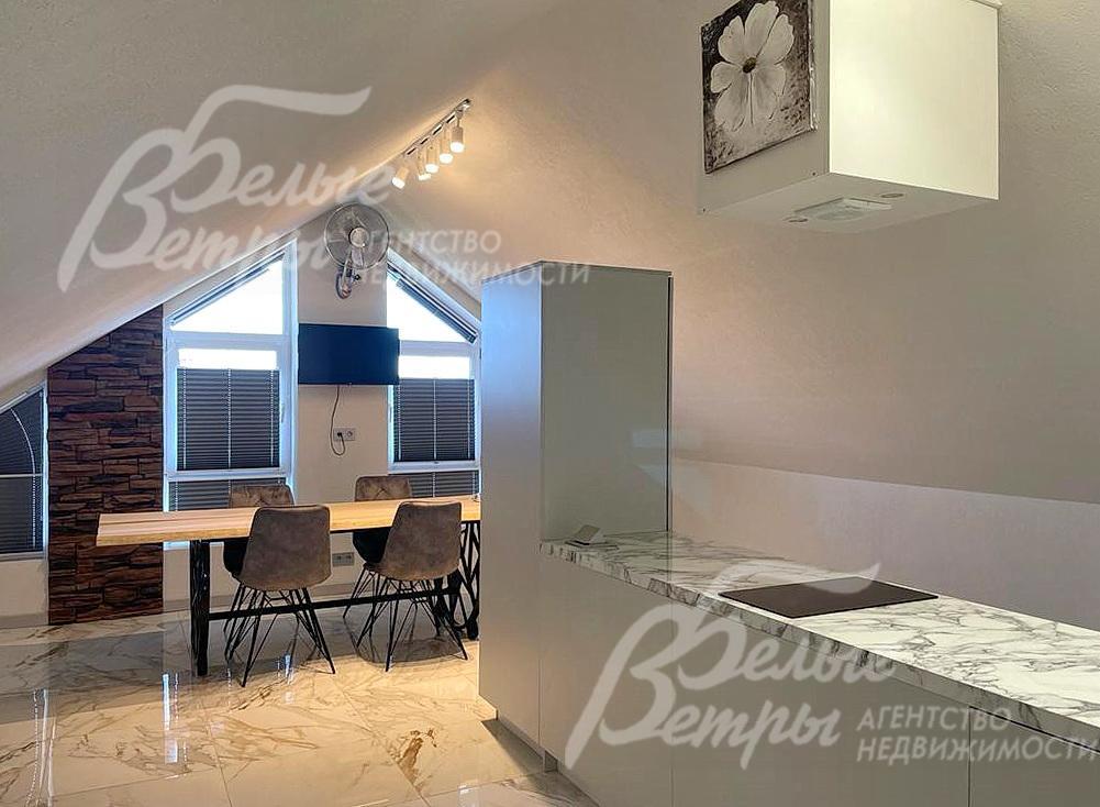 Кухня-столовая в студии на мансардном этаже. Во всех студия - обеденная группа и вся необходимая техника