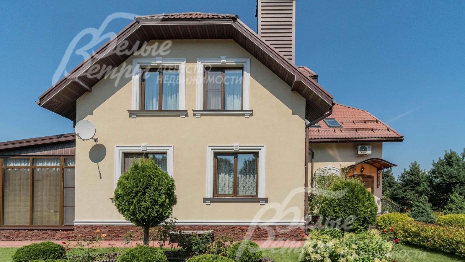 Дом облицован штукатуркой (шуба), цоколь отделан искусственным камнем