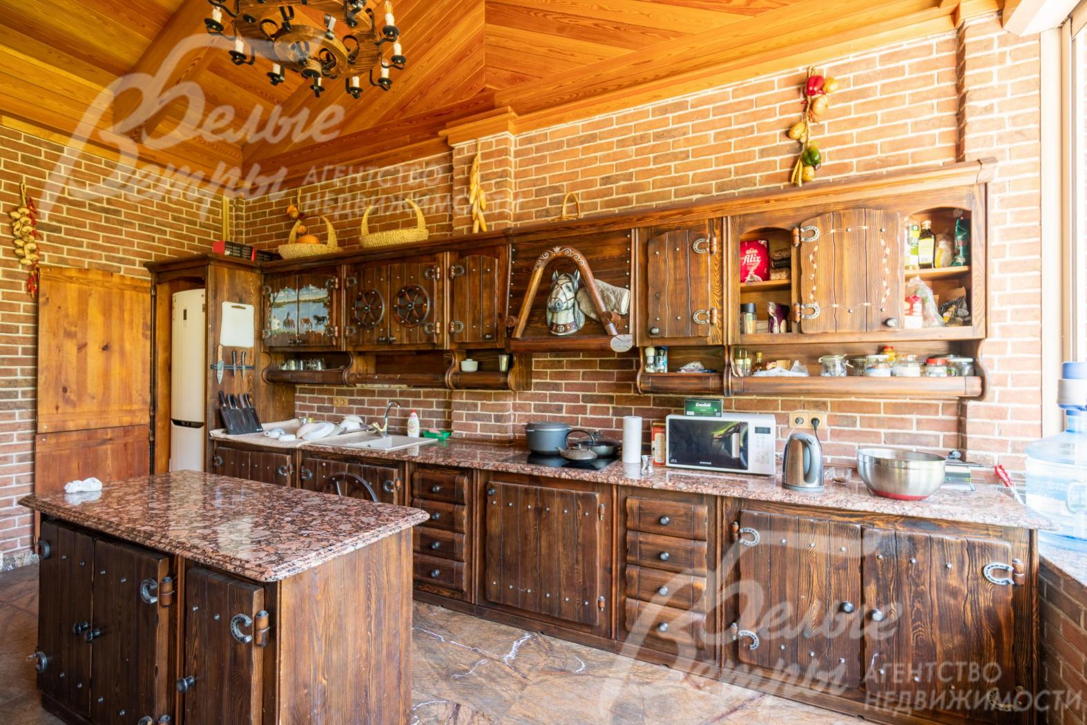 Кухня со всей необходимой техникой