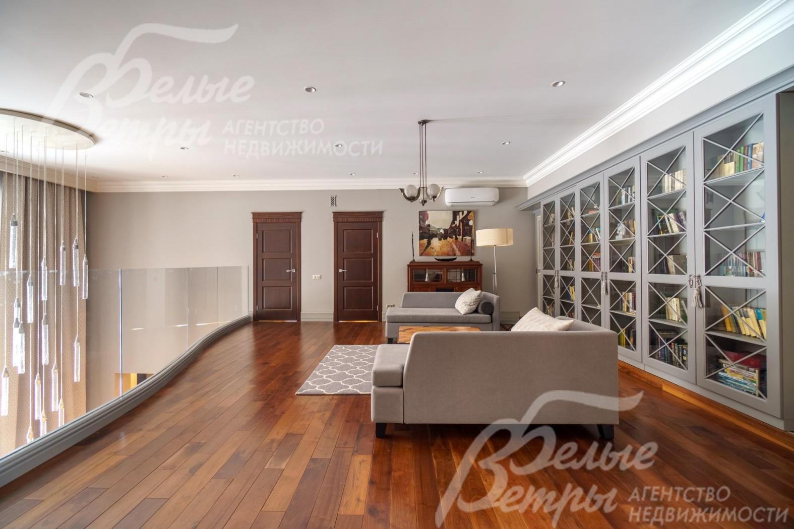 Холл-галерея 2го этажа с библиотекой - 43 кв.м. Антикварные комод и люстра в стиле ар-деко соседствуют с современными атаманками и столиком