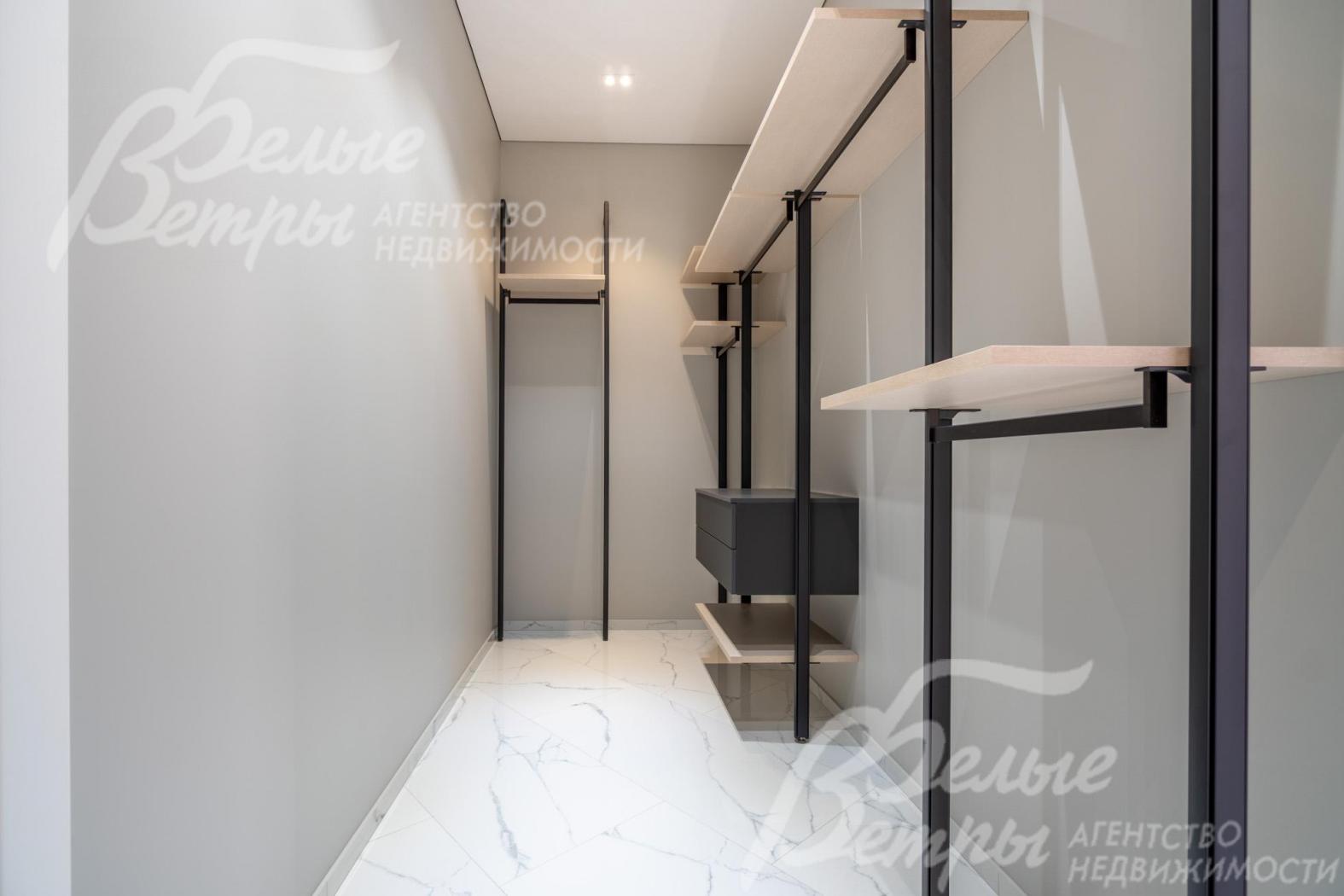 Кладовая на первом этаже со стеллажами