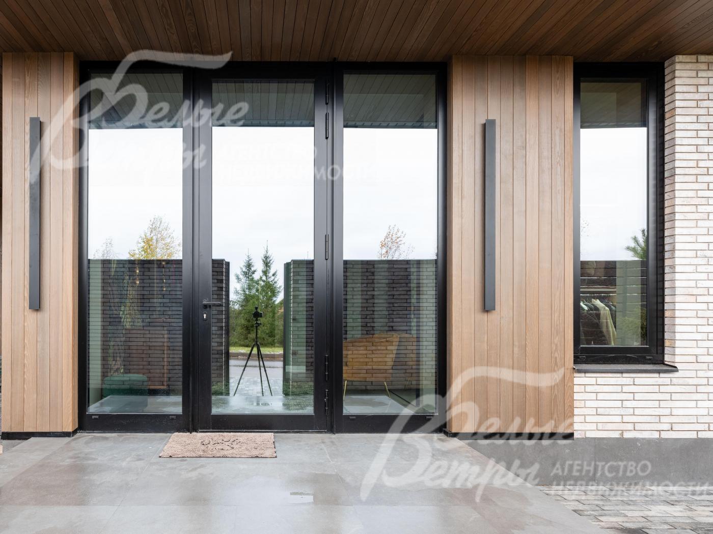 Панорамная входная группа с остеклённой дверью высотой 3 м