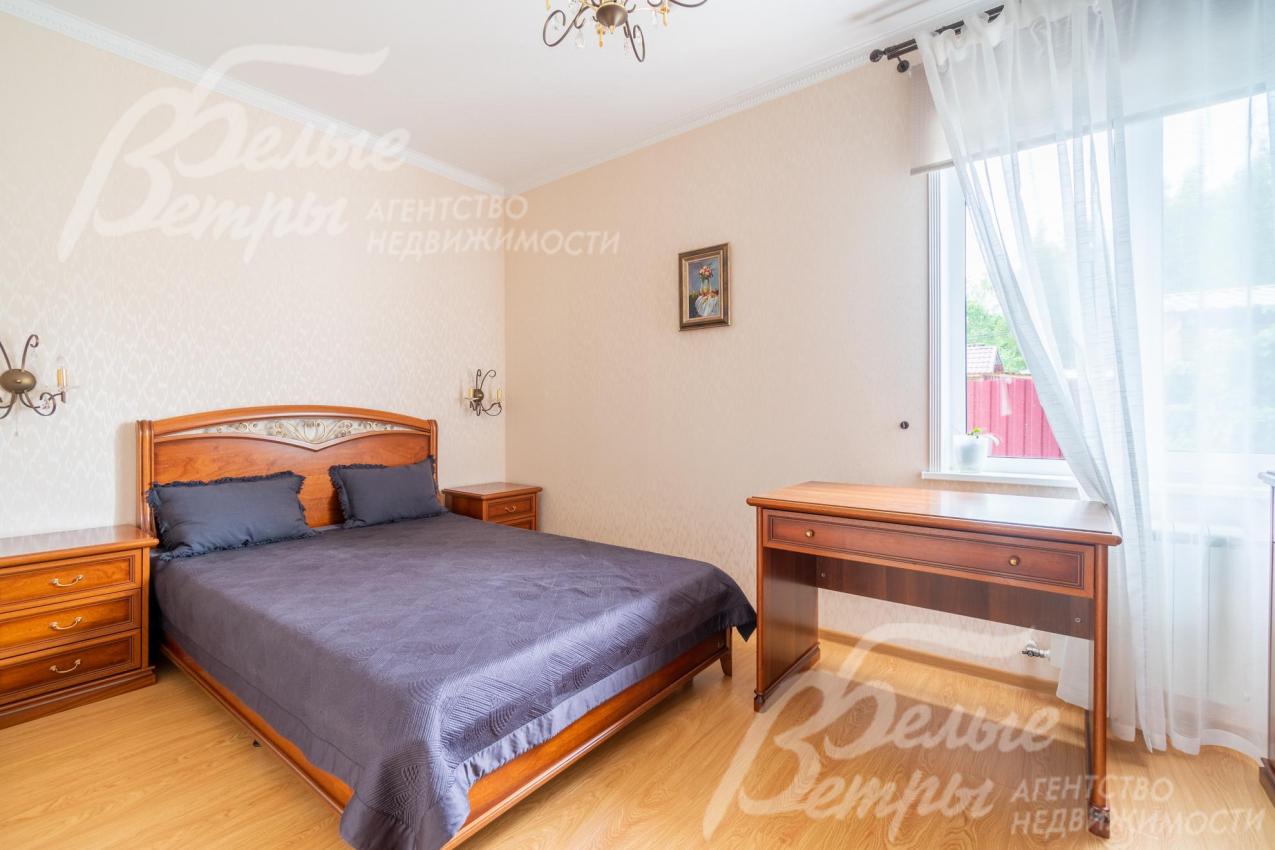 Спальня на первом этаже укомплектована итальянским спальным гарнитуром