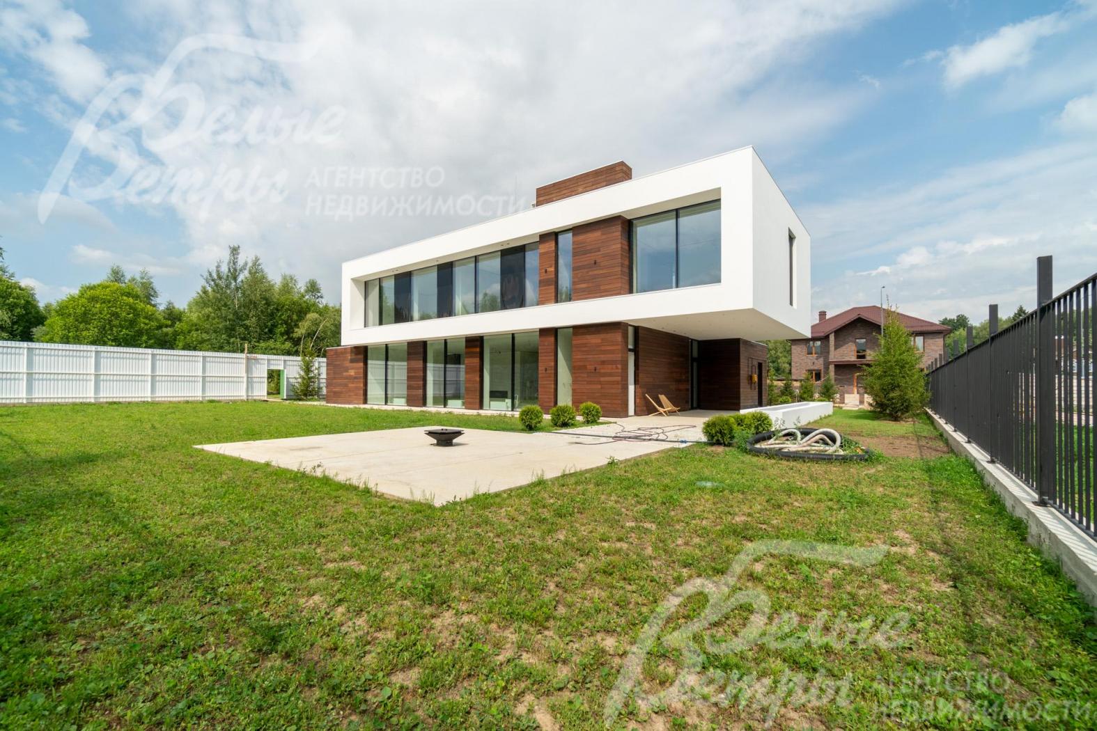 Задняя часть участка ограждена прозрачным забором (плексиглас на стальных столбах)