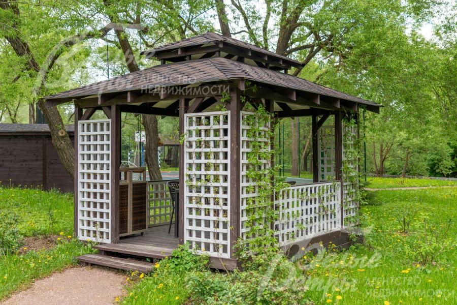 Беседка в зоне отдыха на территории поселка