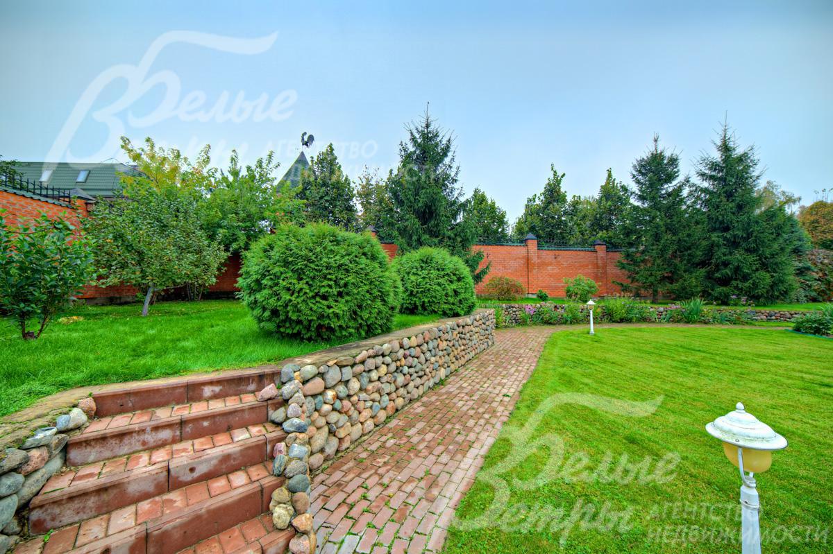 На участке выполнен ландшафтный дизайн, озеленение