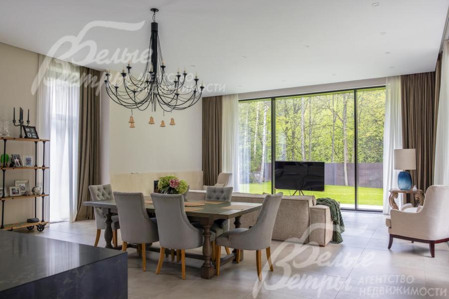 Гостиная-столовая с выходом на участок.