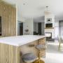 На кухне — гарнитур от российской фабрики Ziti Cucine. Фасады — с фрезеровкой, рамками и каннелюрами, столешница из ДСП в оттенке выбеленного дуба
