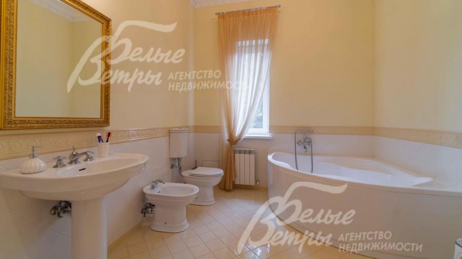 Санузел с ванной в главной спальне