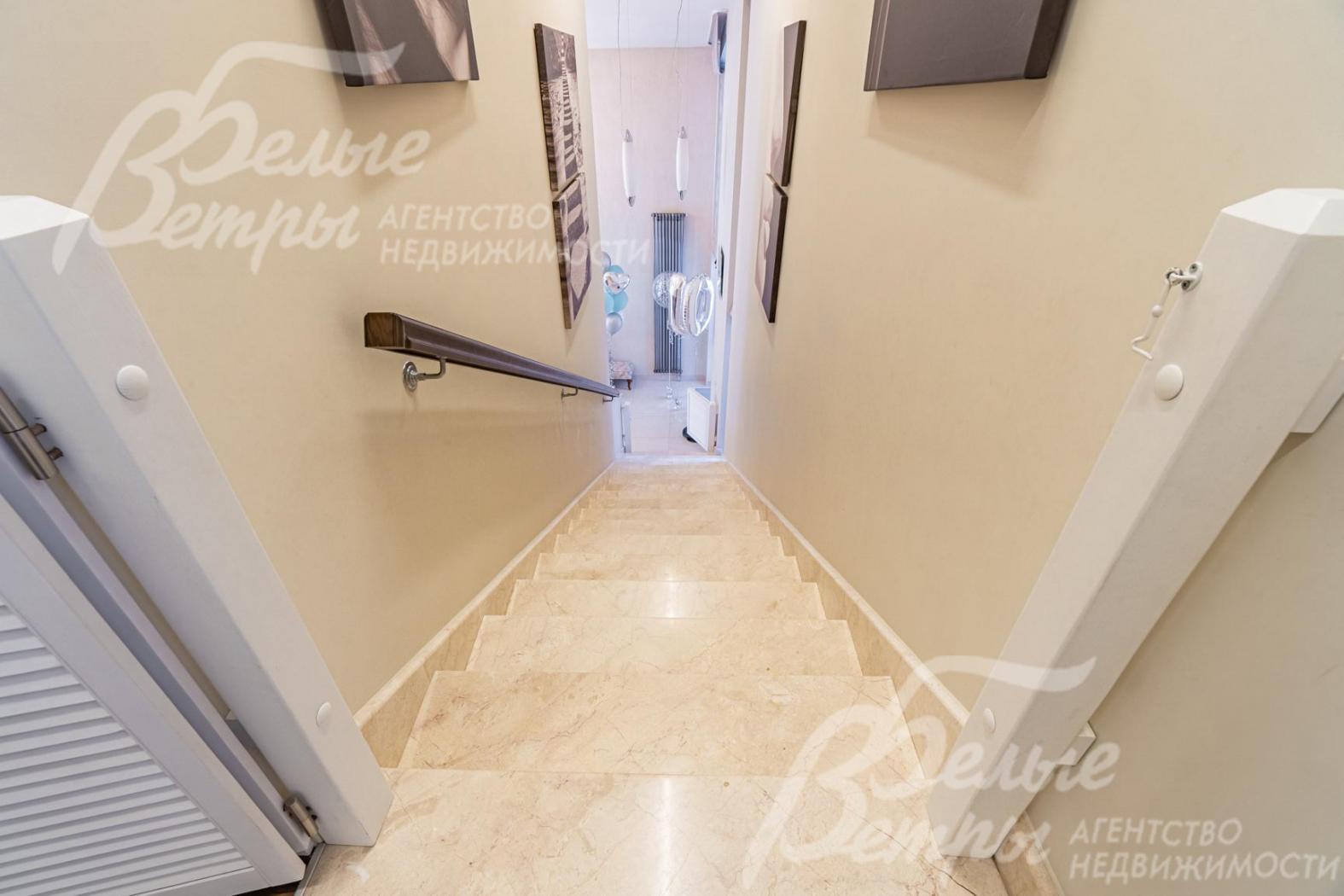 Монолитная лестница, ступени из мрамора бежевого цвета с розовыми прожилками (сорт Crema Nova)