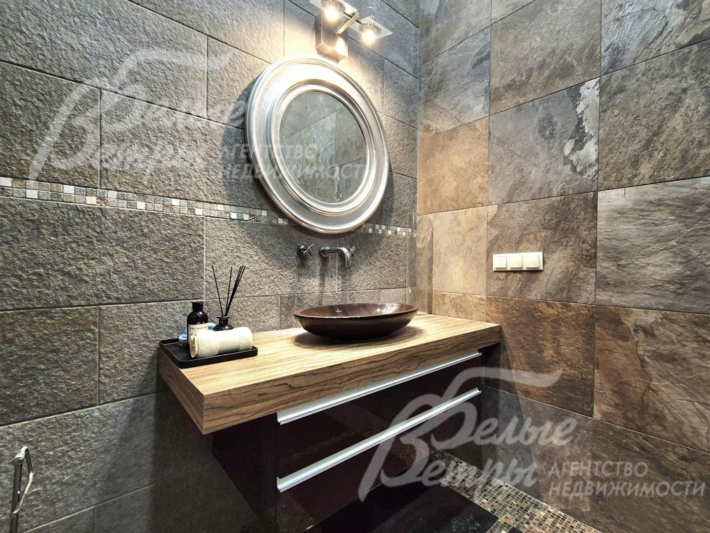 Отделка травертином в санузле.