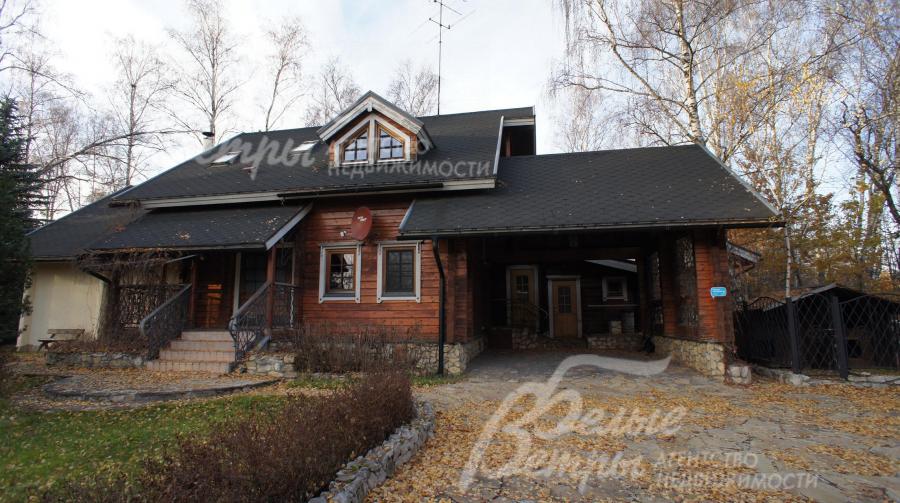 Деревянный дом в элитном коттеджном поселке