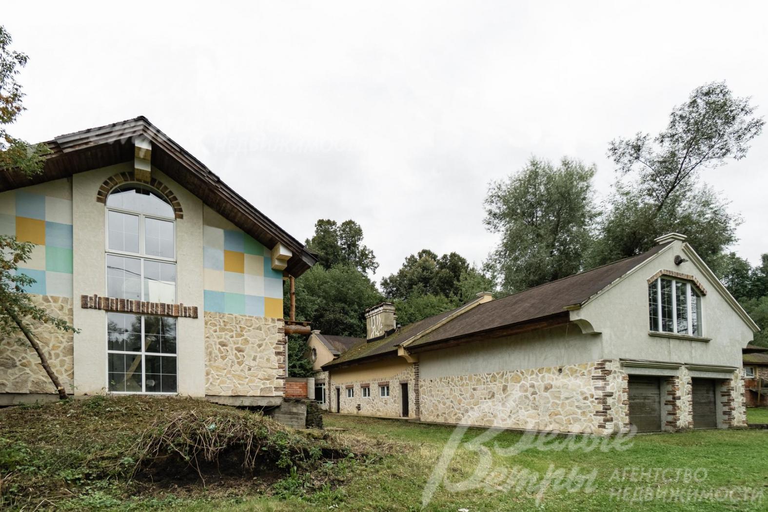 Дом с отдельно стоящим СПА комплексом площадью 442 кв.м