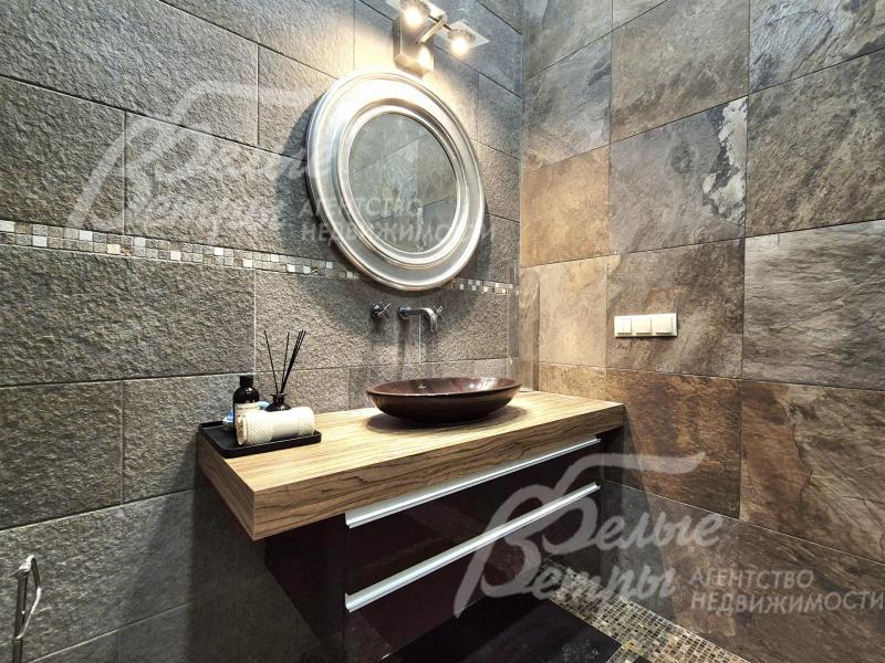 Отделка травертином в санузле.