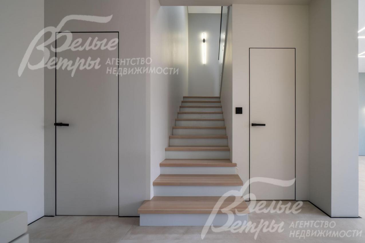 На второй этаж ведёт монолитная лестница, ступени отделаны лиственницей