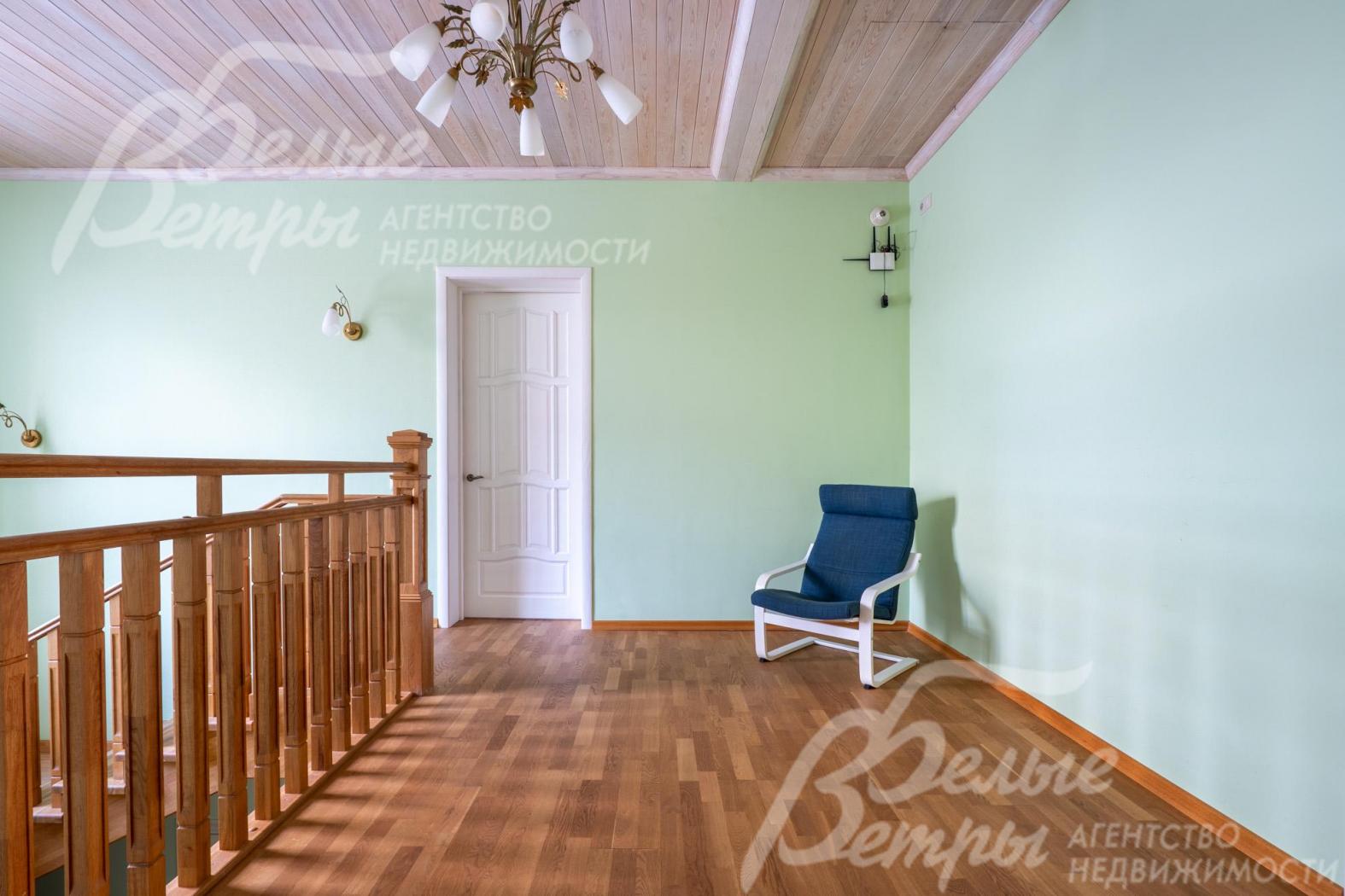 Холл второго этажа с галереей, на полу - паркет, стены покрашены