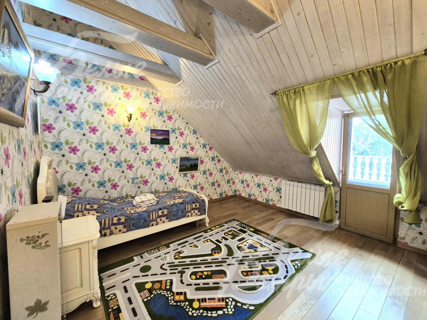 Детская спальня с выходом на балкон.