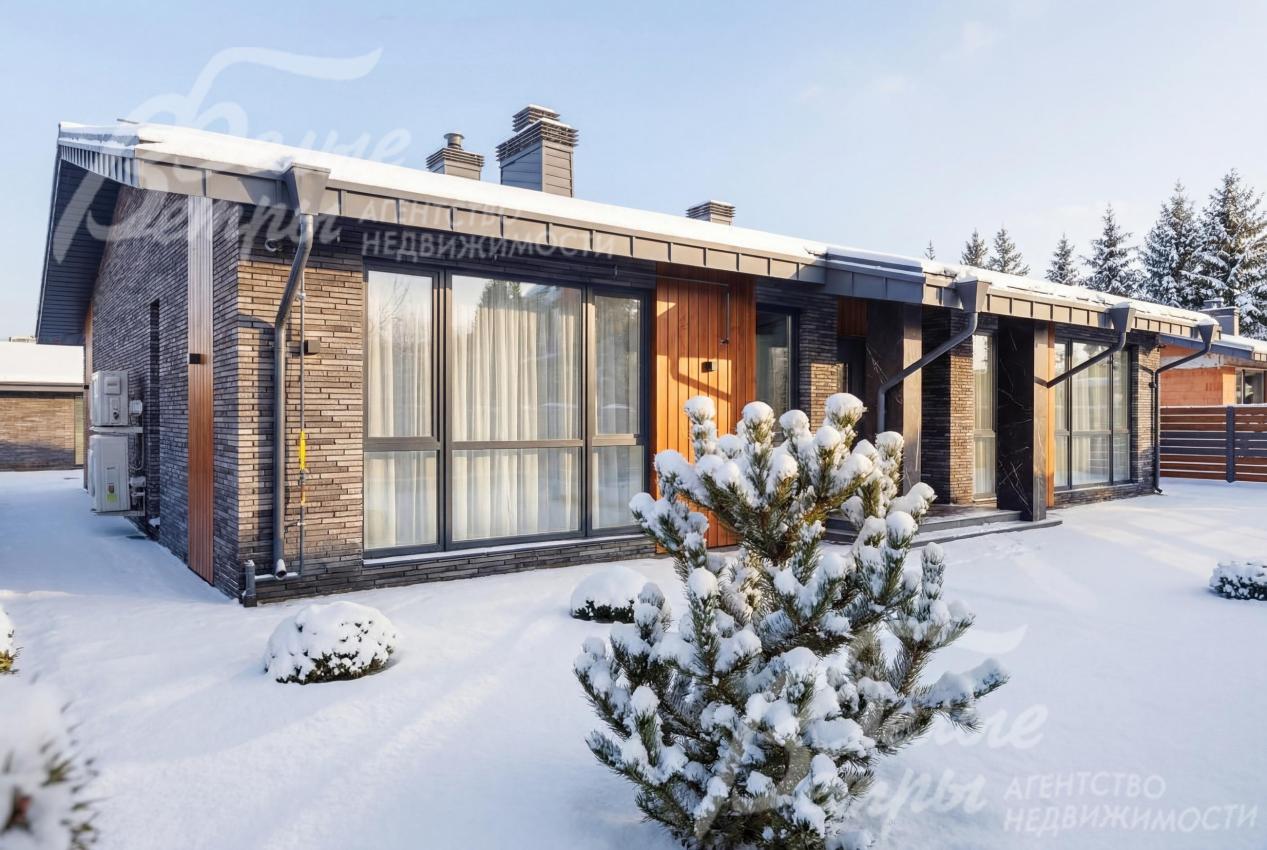 В доме панорамное энергосберегающее остекление 