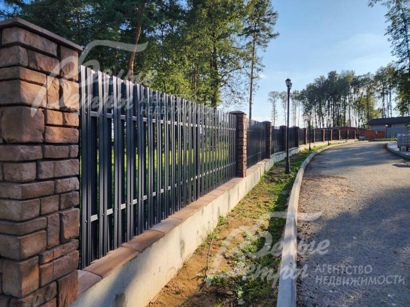 Фасадные заборы в едином стиле и входят в стоимость домовладения