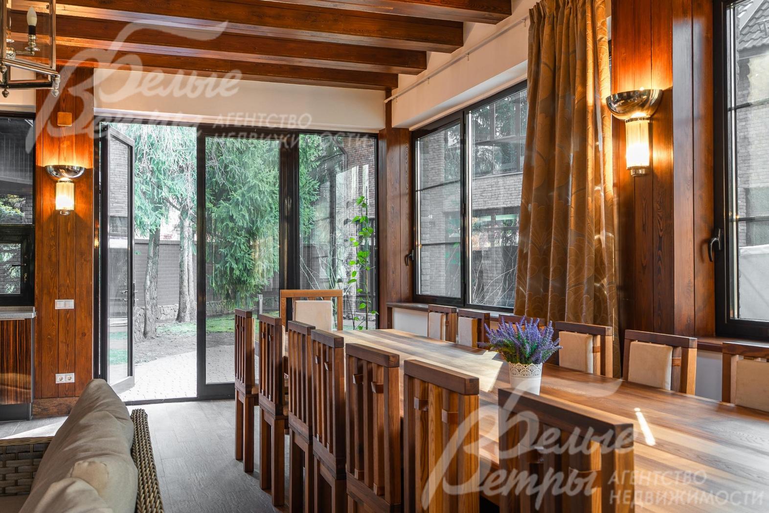 Огромный стол для приёмов большого количества гостей.