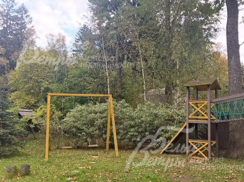 Детская площадка и качели на участке