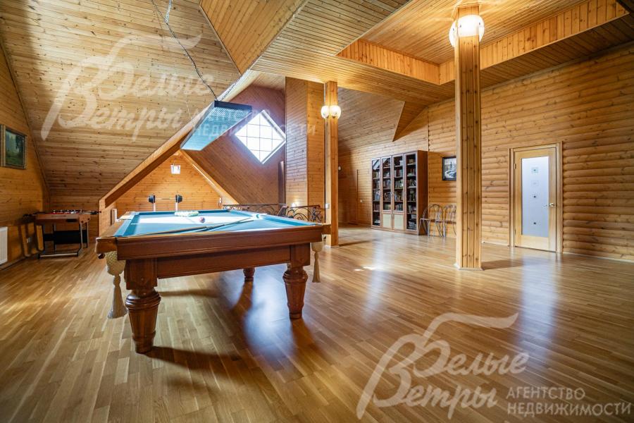 В бильярдной есть библиотека