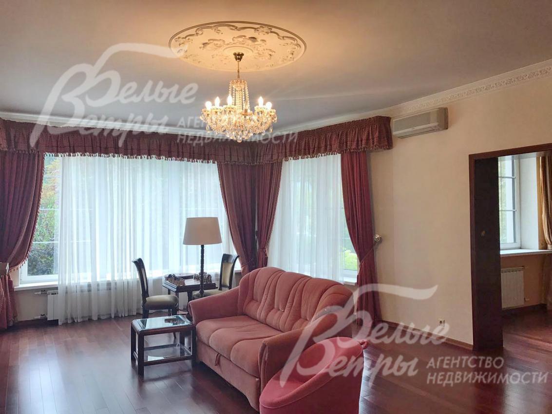 Дом полностью укомплектован дорогой мебелью