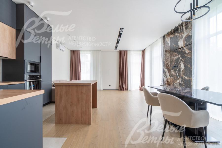 Интерьер дополнен светодиодной подсветкой, многоплановым освещением: встроенными спотами, люстрами и светильниками