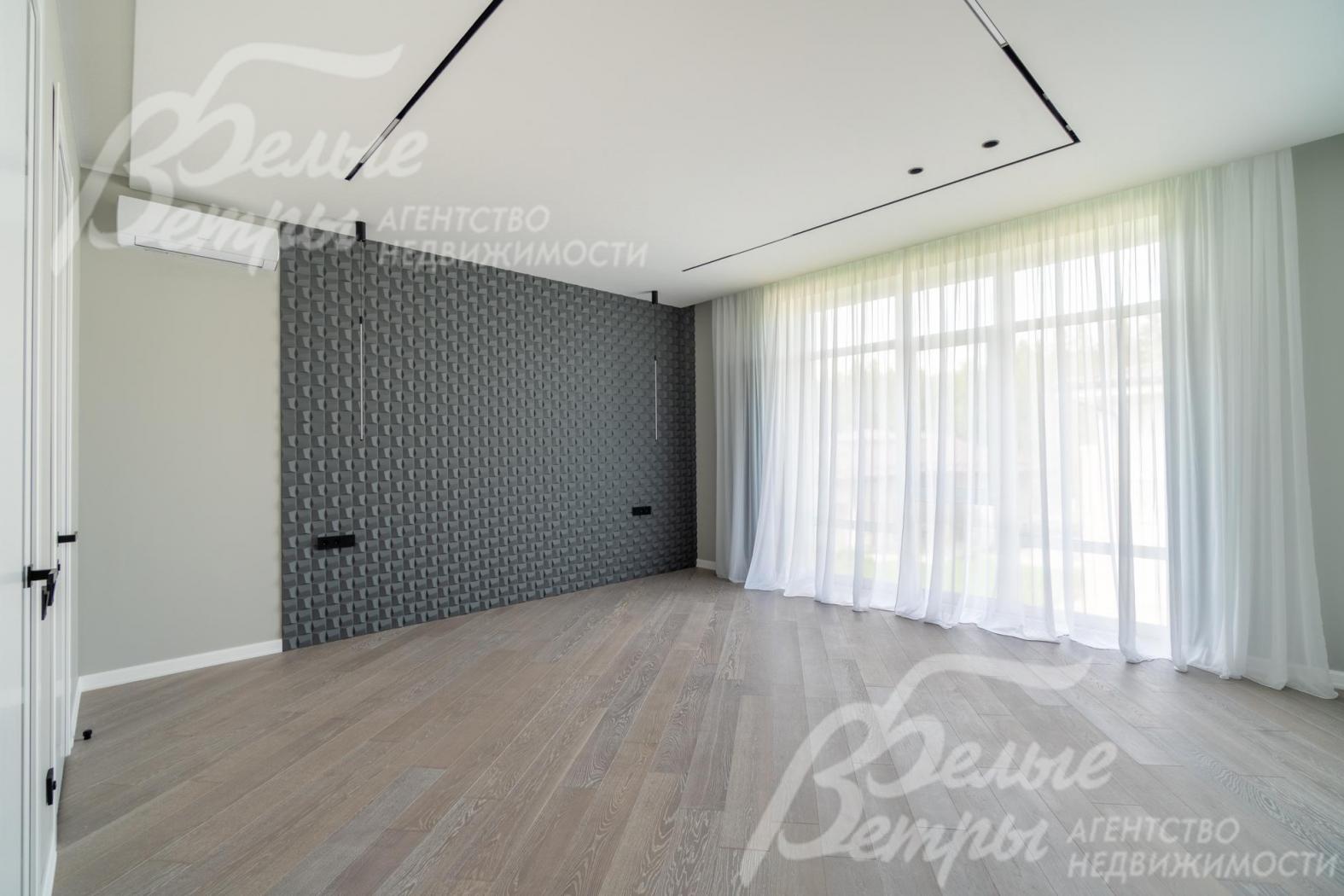 Спальня на втором этаже с панорамным окном и контрастной акцентной стеной у изголовья кровати