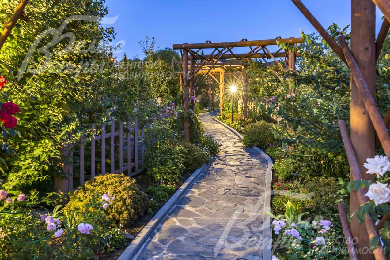 Вдоль дорожки с перголами - цветник непрерывного цветения