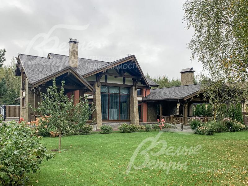 Дом выстроен в стиле Шале