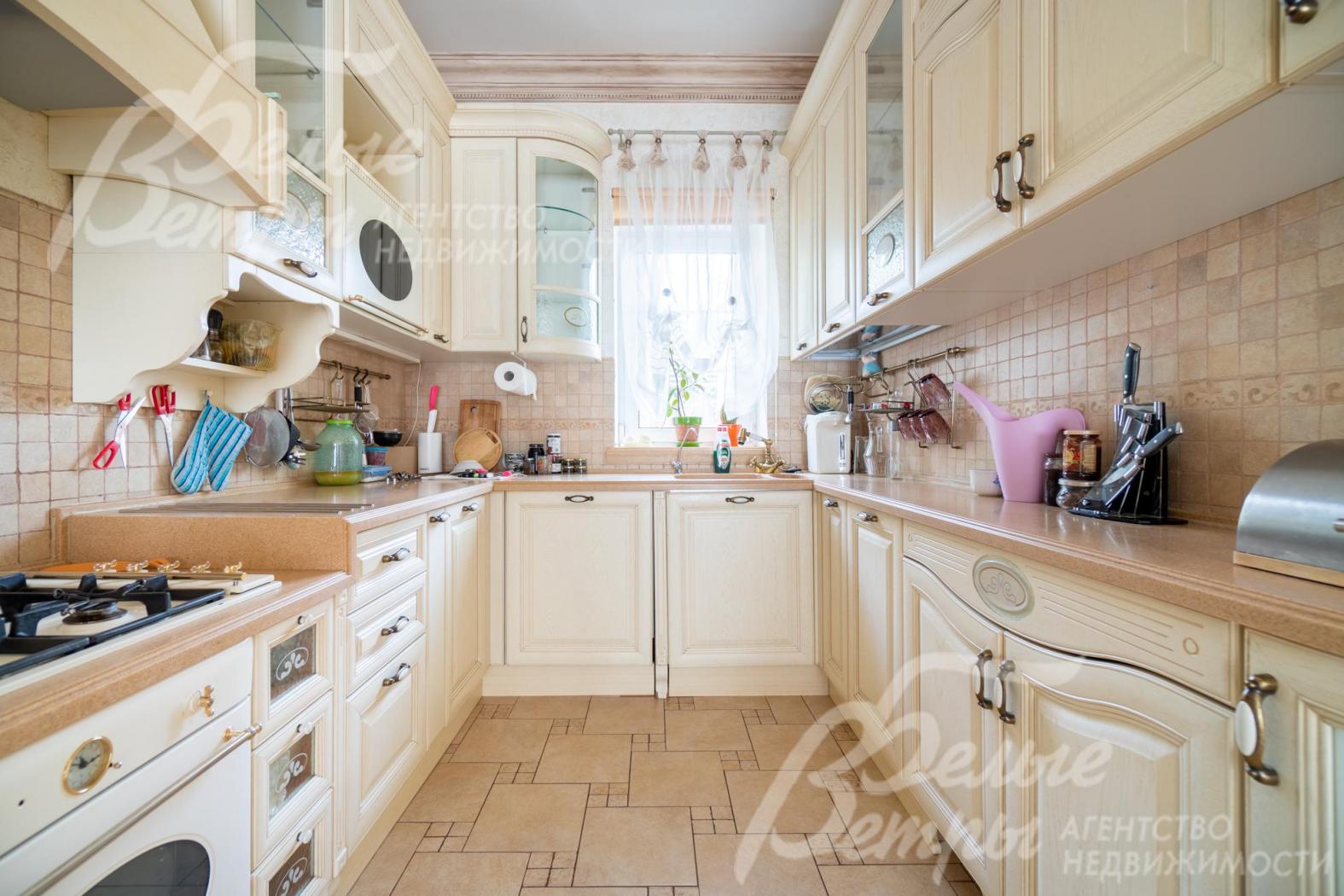 Установлен итальянский кухонный гарнитур со встроенной техникой 