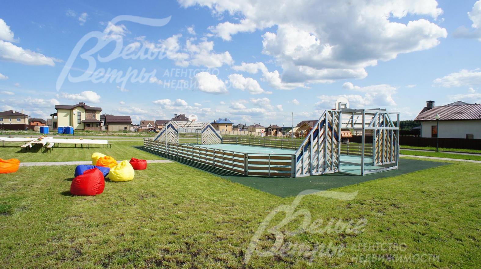 Футбольное поле в коттеджном поселке Цветочный