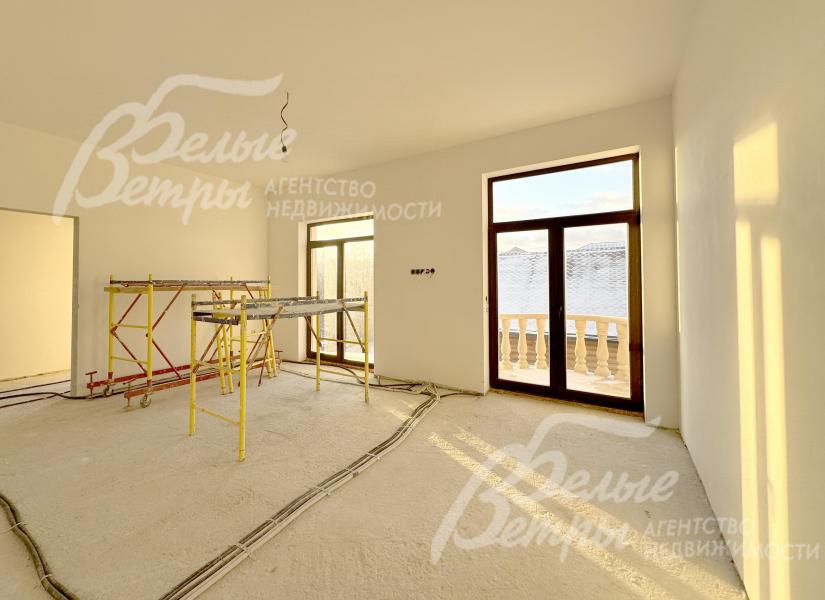 В доме установлены двухкамерные стеклопакеты "под дерево" марки Rehau