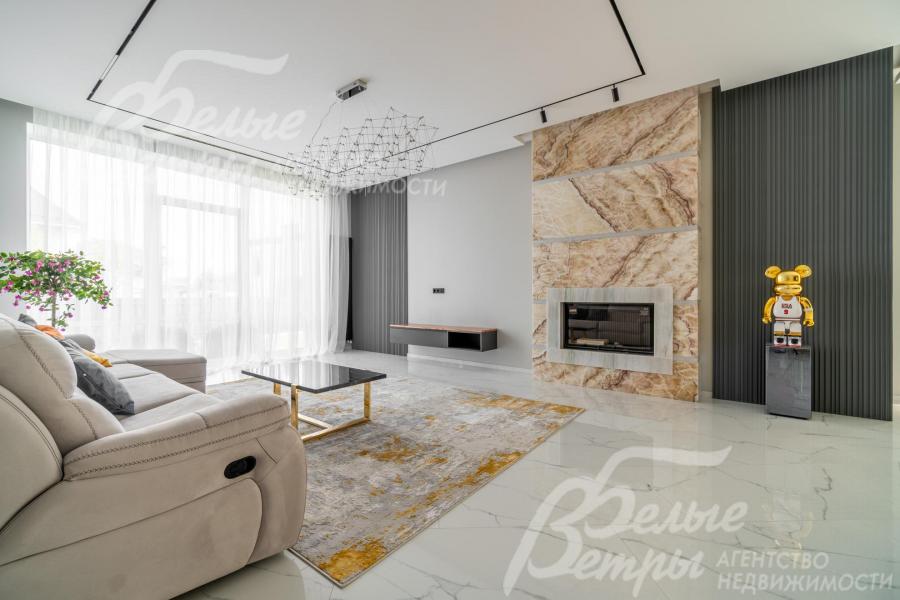 Выполнено комбинированное освещение: трековое, точечное, с люстрами и светодиодной подсветкой вдоль карнизов