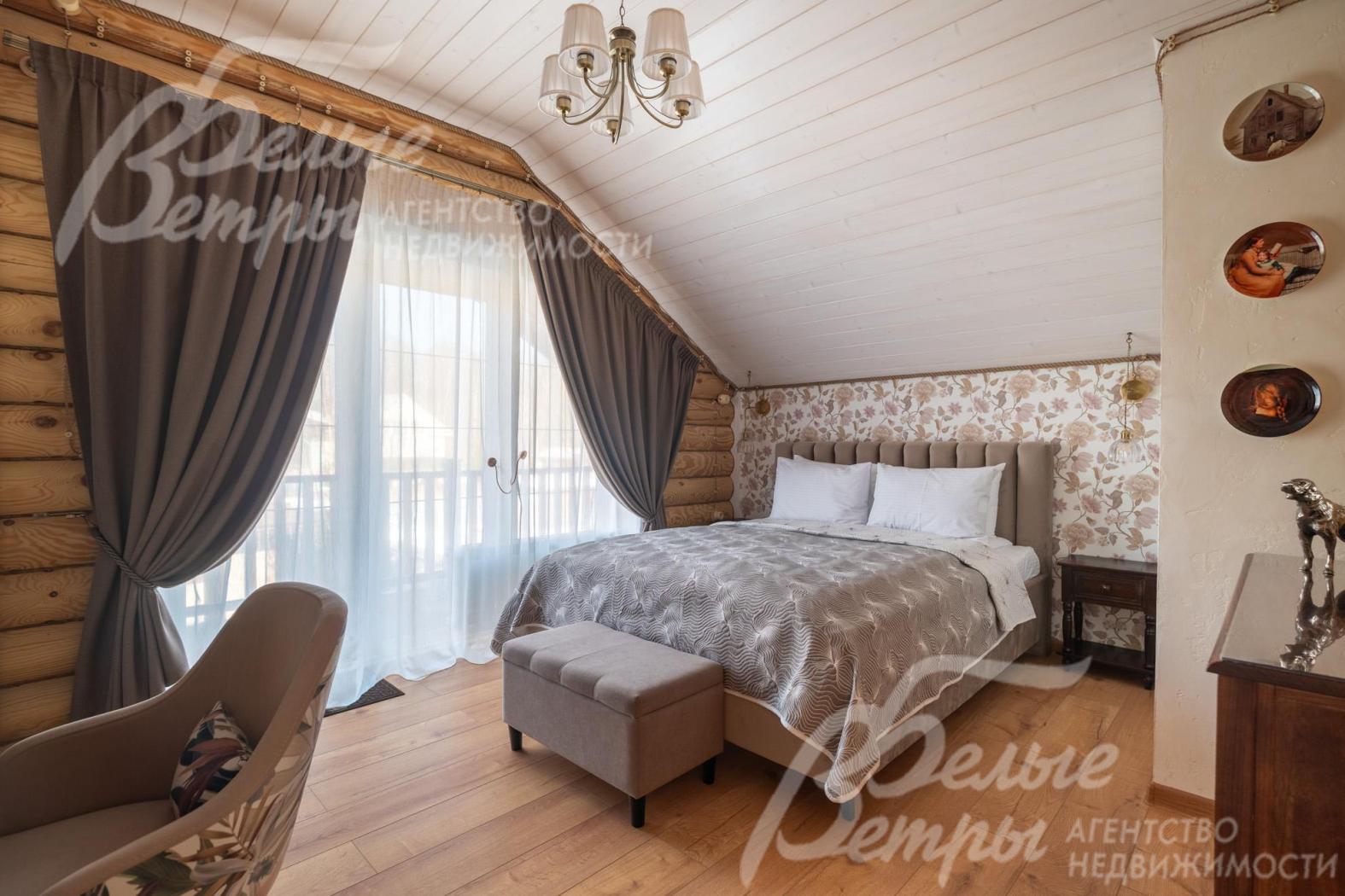 В жилых комнатах на втором этаже - высокие скатные потолки и обилие света