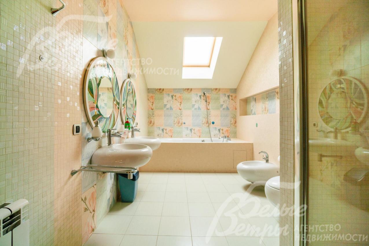 Общий санузел на втором этаже с ванной, душевой и мансардным окном
