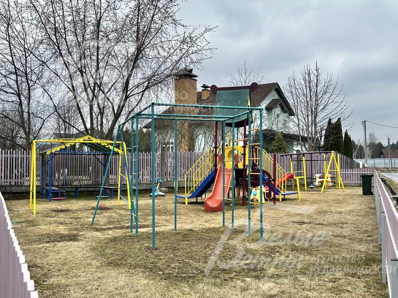 Детская площадка в поселке Две Поляны