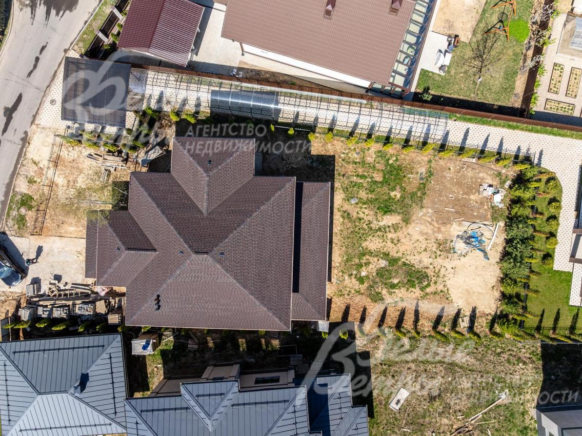 Вид на дом и участок с высоты птичьего полёта