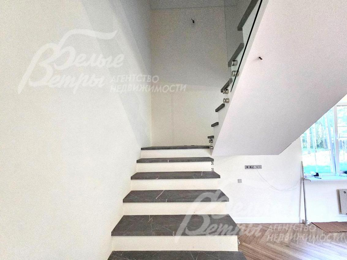На второй этаж ведёт широкая монолитная лестница, отделанная керамогранитом