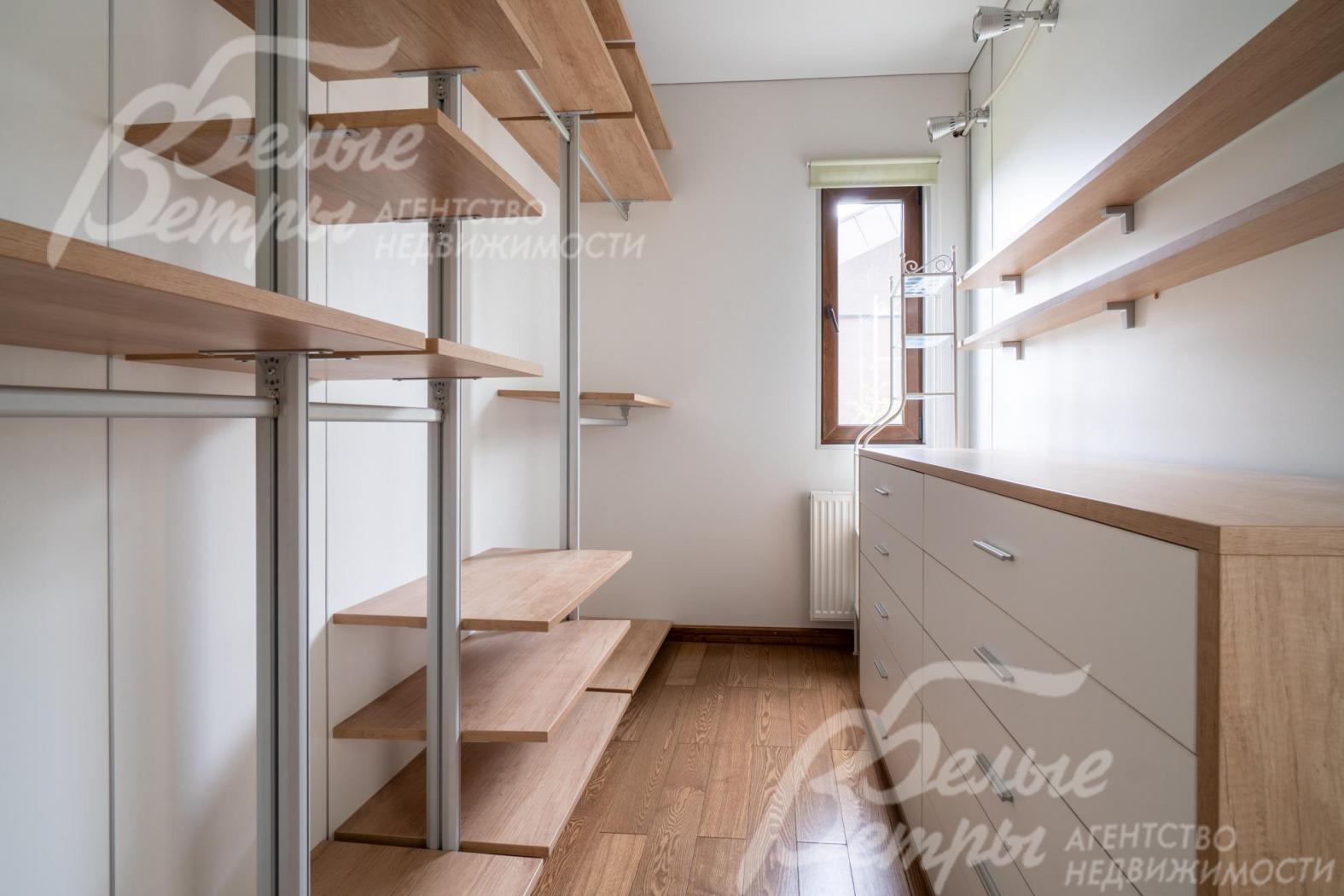 Гардеробная в мастер-спальне.