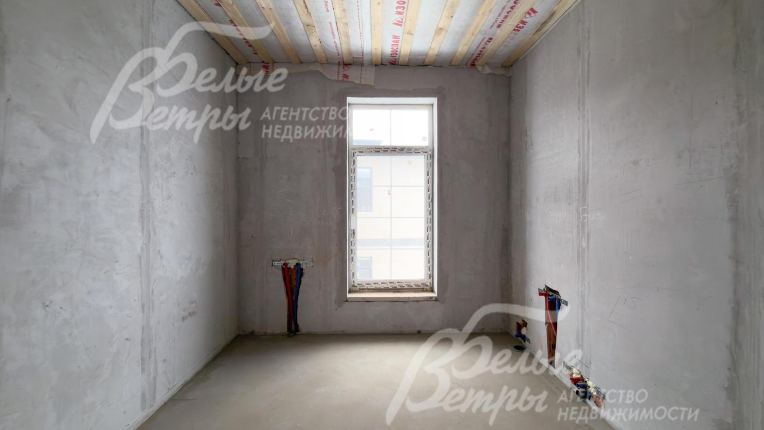 Все коммуникации в доме разведены до точек, подготовлен водяной тёплый пол из шитого полиэтилена Stout