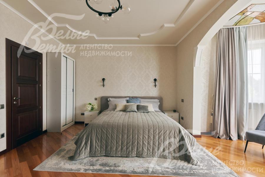 Мастер-спальня на втором этаже с итальянской мебелью