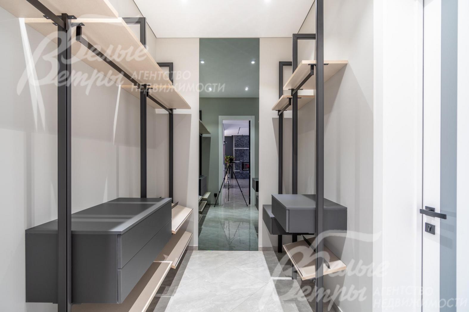 В гардеробных установлены удобные системы хранения