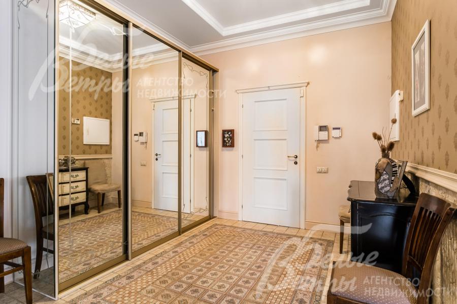 Холл-прихожая со встроенным гардеробом