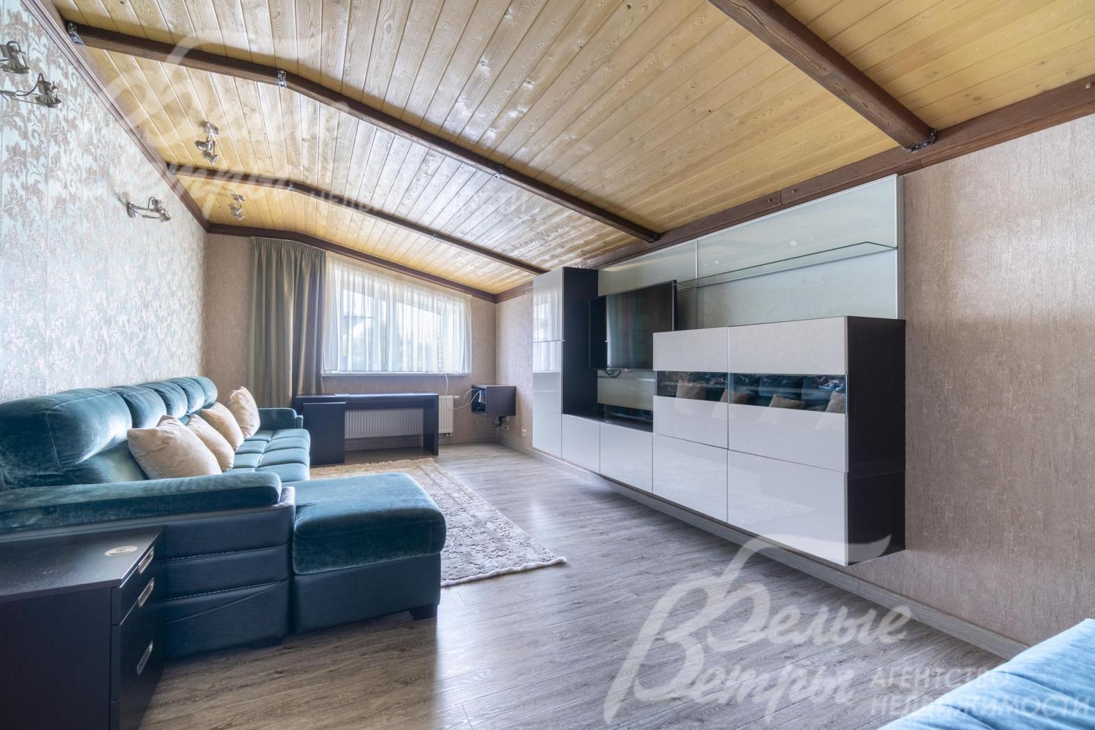 Гостиная в гостевом доме с мебелью на 2-м этаже